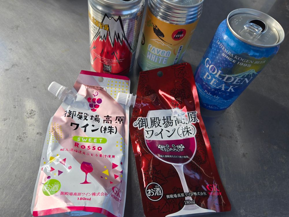 右上からPilsner(御殿場高原ビール)、rAven WHITE(FUJI SPARK)、GOLDEN PEAK(御殿場高原ビール)、Rosso SWEETとRosso(御殿場高原ワイン)