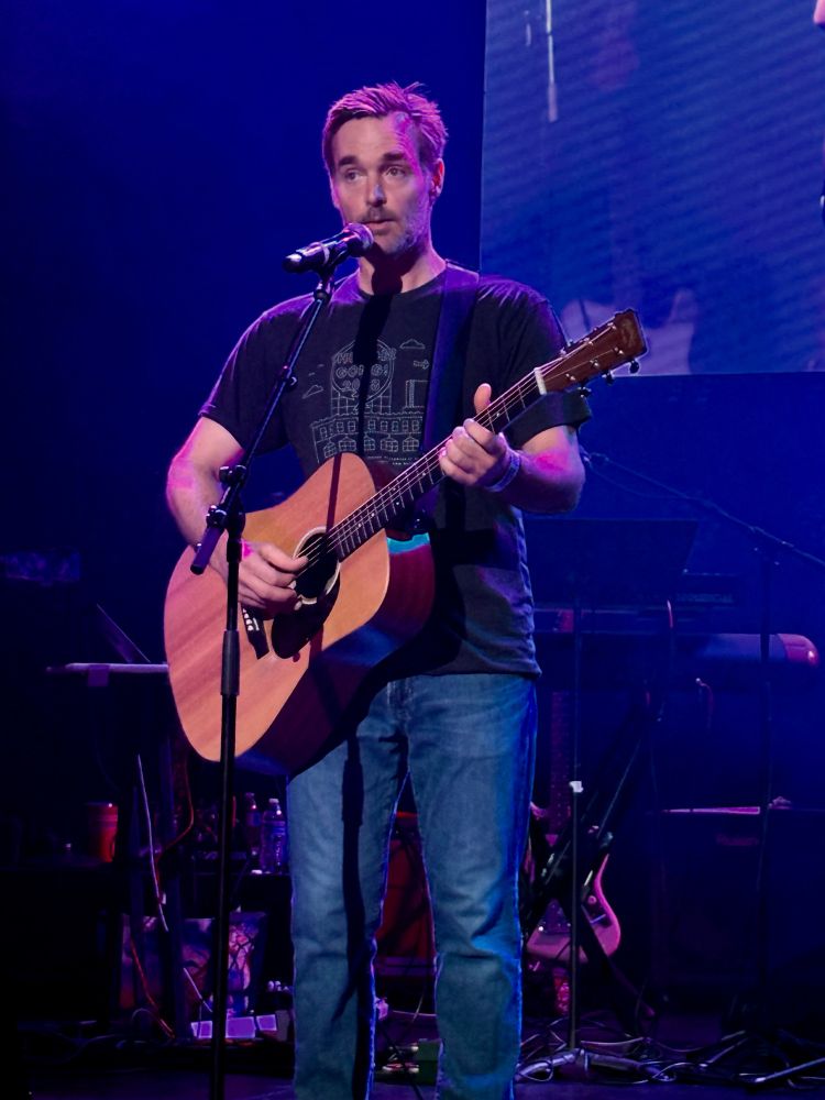 Will Forte playing guitar at the 2024 Thundergong benefit.