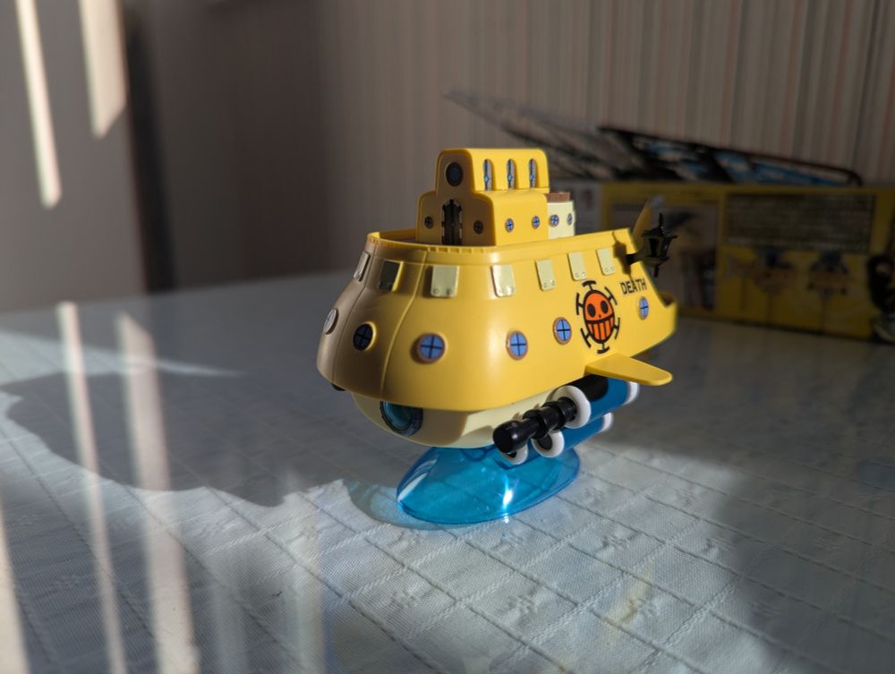 Submarino apoyado en un soporte de agua. Está a un 70% de completa la maqueta