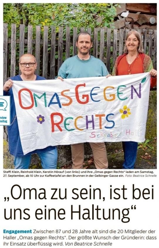 Screenshot Titel
Foto der drei mit Banner.
Überschrift: "Oma zu sein ist bei uns eine Haltung"