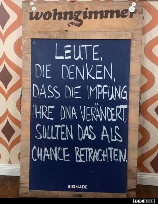 Eine Tafel mit dem Text „Leute, die denken, dass die Impfung Ihre DNA verändert, sollten das als Chance betrachten.“