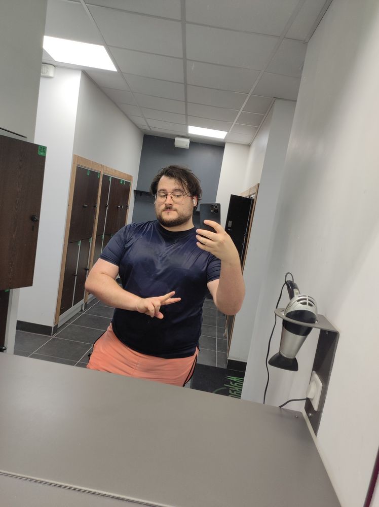 Selfie in gym clothes in the main mirror of the gym