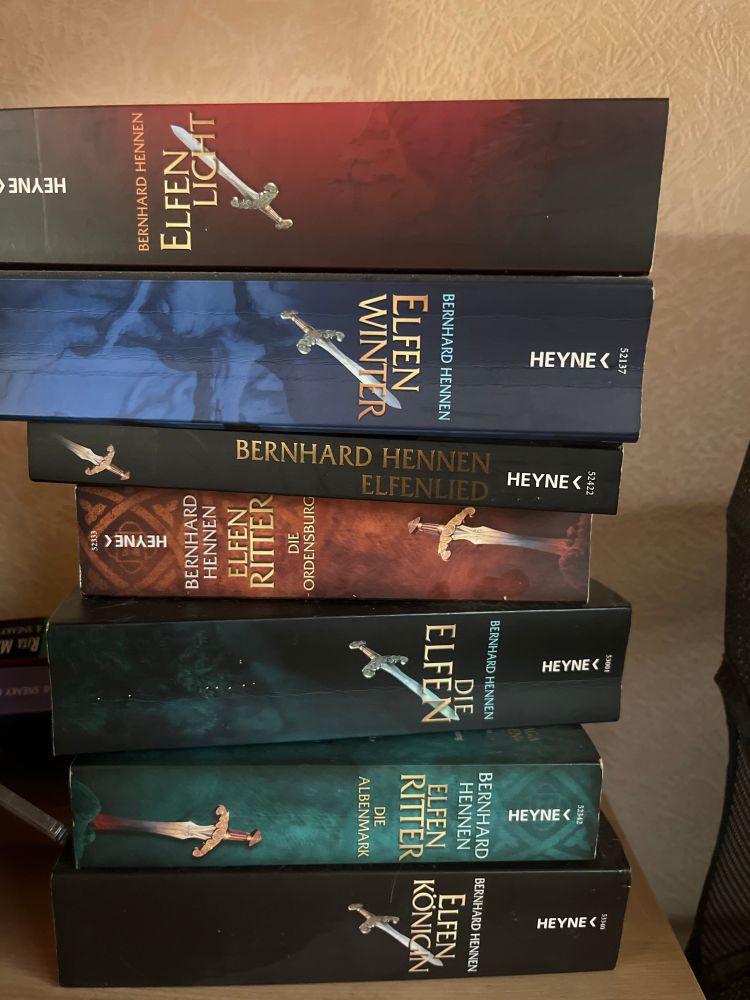 Foto der aufgestapelten Bücher der “Elfen” Chronik von Bernhard Hennen