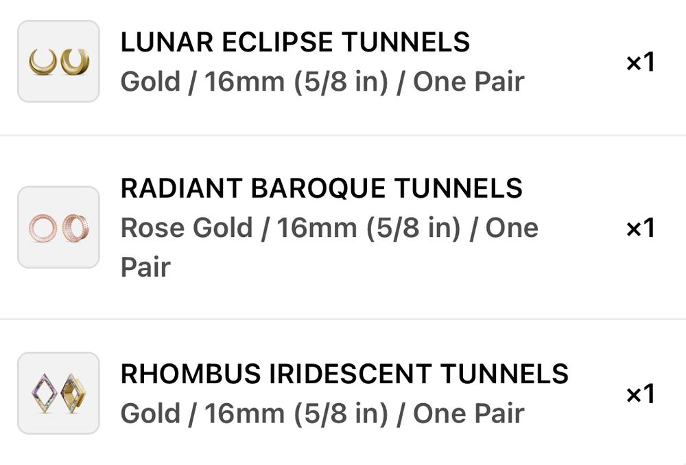 Bestellünersicht von Tunnels in der Größe 16mm
1. Lunar Eclipse Tunnels in Gold (sehen aus wie Halbmonde die im Ohrloch liegen)
2. Radiant Baroque Tunnels in Rose Gold (Tunnel mit viereckigen Löchern versehen)
3. Rhombus Iridescent Tunnels in Gold (rhombenförmige Tunnel mit bunt schimmerndem Stein Inlay)