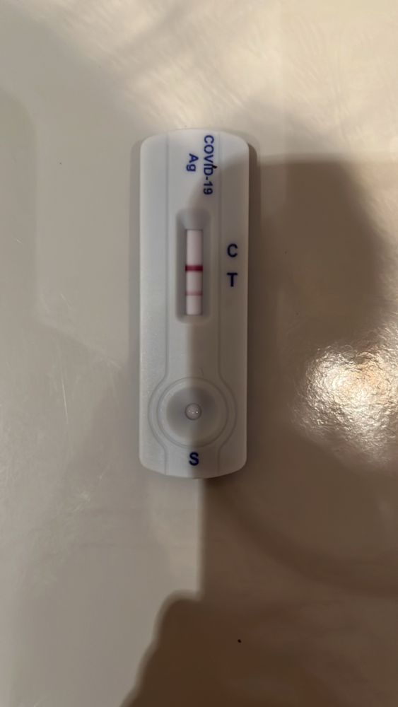 Covid test mit zwei roten Strichen 