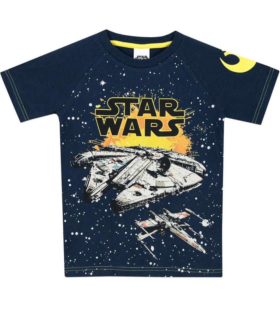 Blauen TShirt mit einem Raumschiff und Sternen auf dunkelblauem Grund mit Sternen und großem Star Wars Schriftzug 