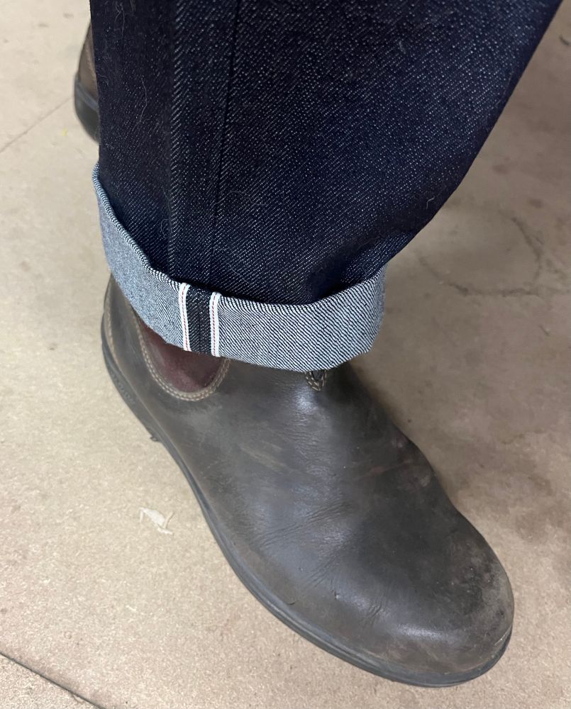 Over-long sledge jeans with double turn ups over Blundstone boots.
Nice turnips!