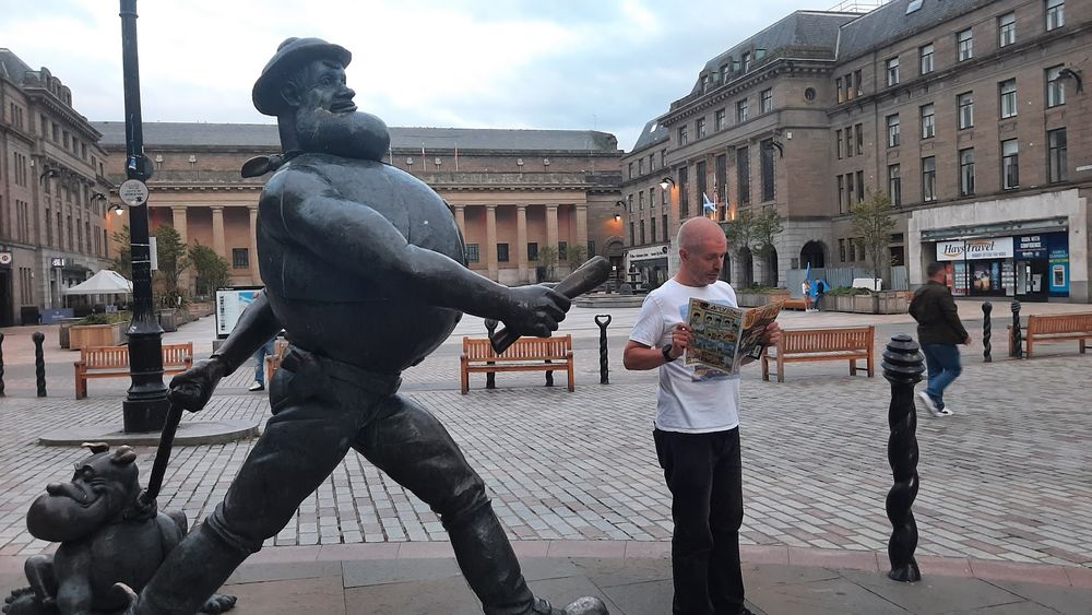 Pete Prodge in Dundee, reading the Beano. *chortle!*