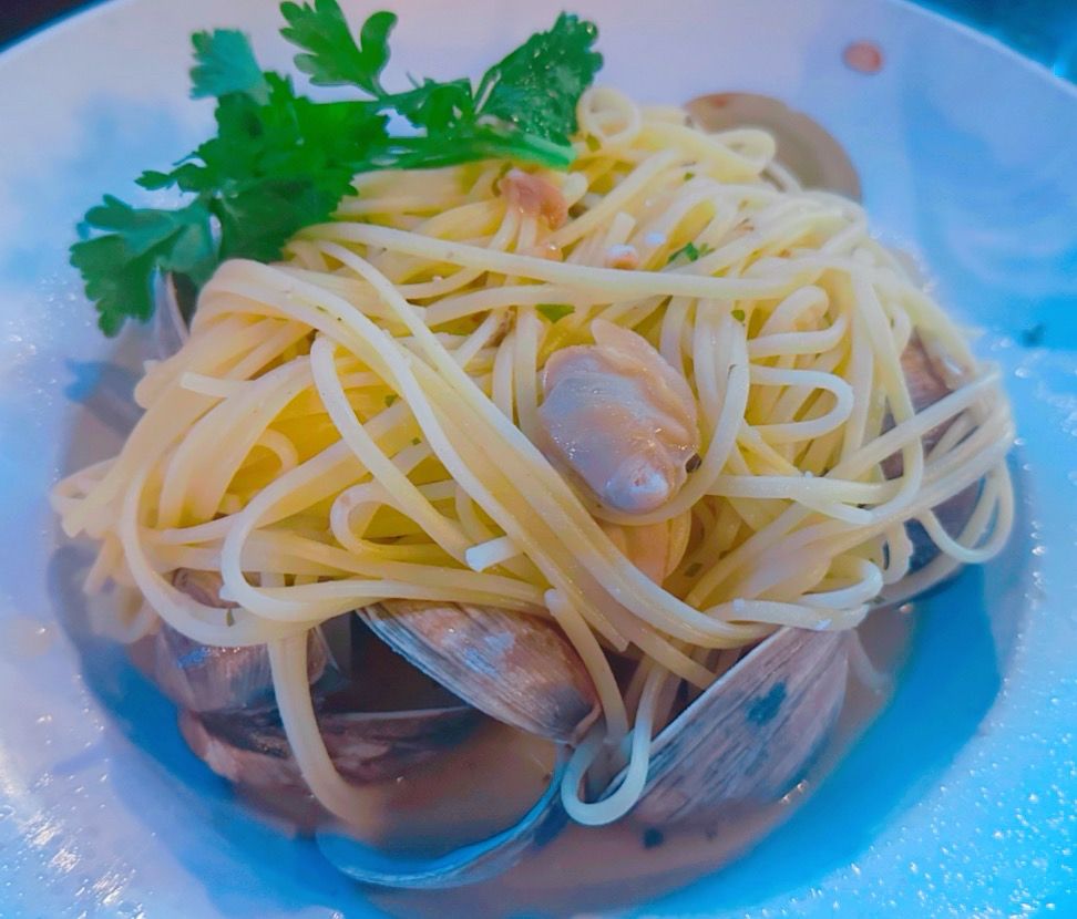 A plate of linguini w/ clams