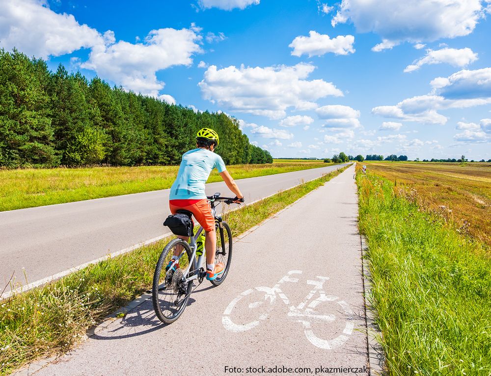 Radfahrer:in auf dem Land.