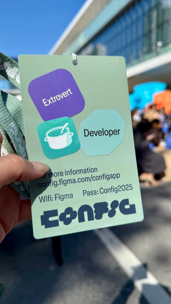 Badge with stickers: “extrovert”, “developer” and the Ambre icon sticker