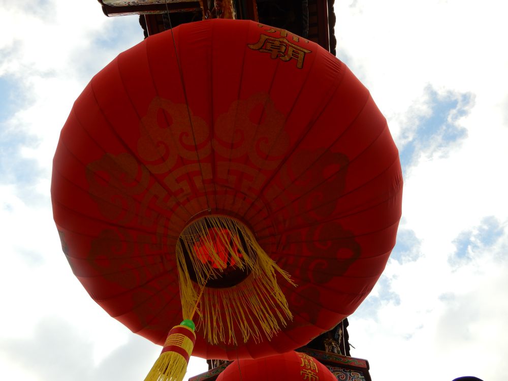 関帝廟の赤い大きな提灯を下から撮った写真。
2025年11月に撮影。