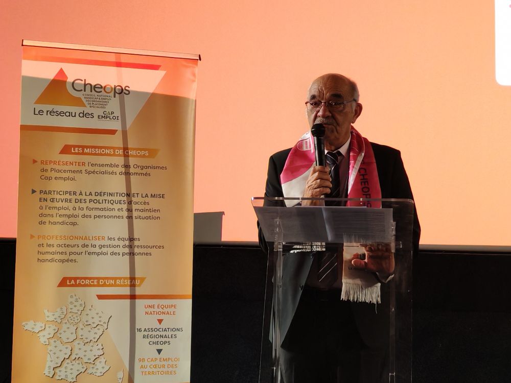 Monsieur BENAZET Jean-Pierre, Président Cheops, introduit ce matin l’assemblée générale Cheops à Lyon, en présence de Monsieur Andre Farrugia, Président de Cheops Auvergne-Rhône Alpes et Président du Cap emploi 69, Madame Isabelle FAURE Vice-présidente de Cheops, Monsieur Alain FROUARD Vice-président de Cheops, Madame Marlène CAPPELLE Déléguée Générale de Cheops et Madame Florence LE POLLOZEC Déléguée Générale adjointe de Cheops. 
M. Benazet ouvrira cet après-midi le bal du [𝗖𝗼𝗻𝗴𝗿𝗲́𝘀 𝗖𝗵𝗲𝗼𝗽𝘀 𝟮𝟬𝟮𝟱] [𝗱𝘂 𝟭𝟳 𝗮𝘂 𝟭𝟵 𝘀𝗲𝗽𝘁𝗲𝗺𝗯𝗿𝗲 𝗮̀ 𝗟𝘆𝗼𝗻]. Un évènement incontournable qui rassemble près de 250 congressistes : partenaires, présidents et directeurs de Cap emploi, délégués régionaux Cheops.
👉 𝗘𝗻 𝘀𝗮𝘃𝗼𝗶𝗿 𝗽𝗹𝘂𝘀 𝘀𝘂𝗿 𝗹𝗲 𝗰𝗼𝗻𝗴𝗿𝗲́𝘀 𝗖𝗵𝗲𝗼𝗽𝘀 𝟮𝟬𝟮𝟱 𝗰’𝗲𝘀𝘁 𝗶𝗰𝗶  : https://www.cheops-ops.org/actualites/reseau/2025/congres-national-cheops-17-18-19-septembre-2025-lyon.html