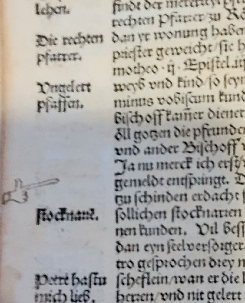 Zu sehen ist ein Auszug aus einem Frühdruck. Von Interesse hier ist weniger der eigentliche Text, sondern der aufwendig gezeichnete Indexfinger als Markierung einer relevanten Stelle.