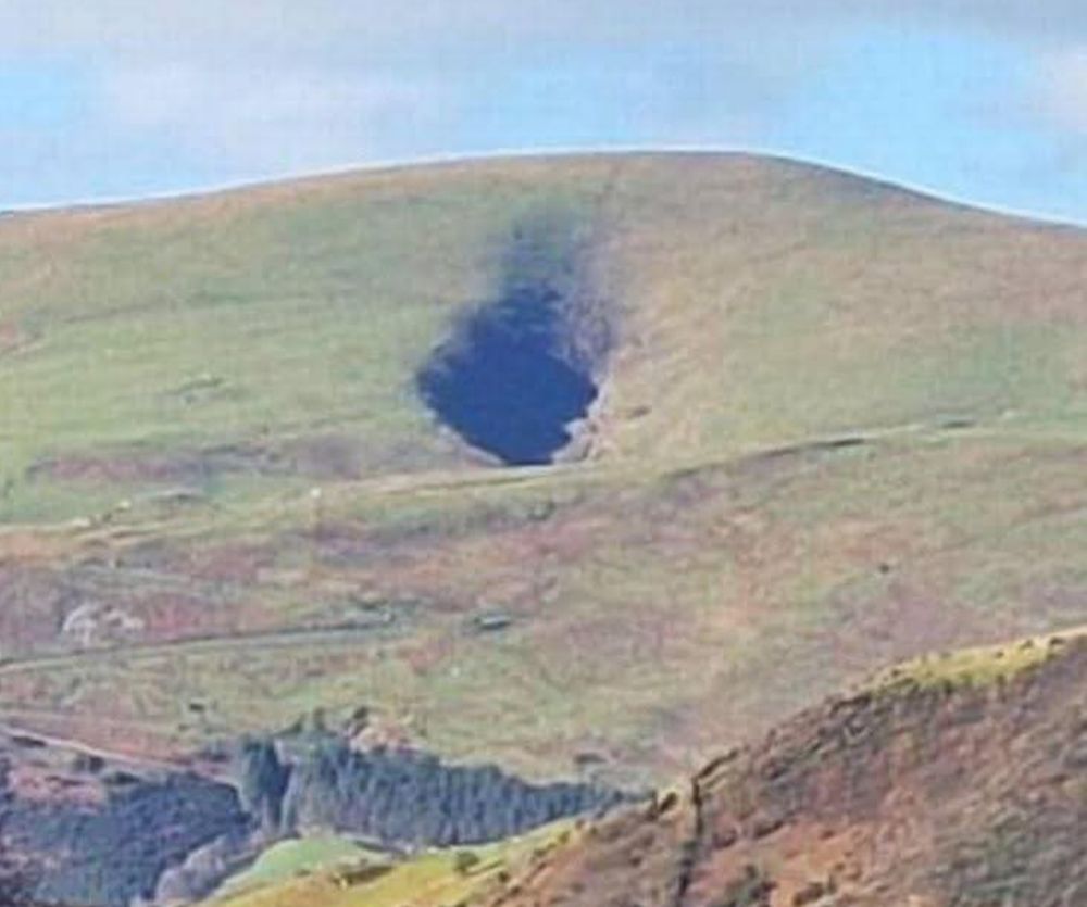 À massive chasm belching smoke has opened up in Eryri. Probably just a dragon. 