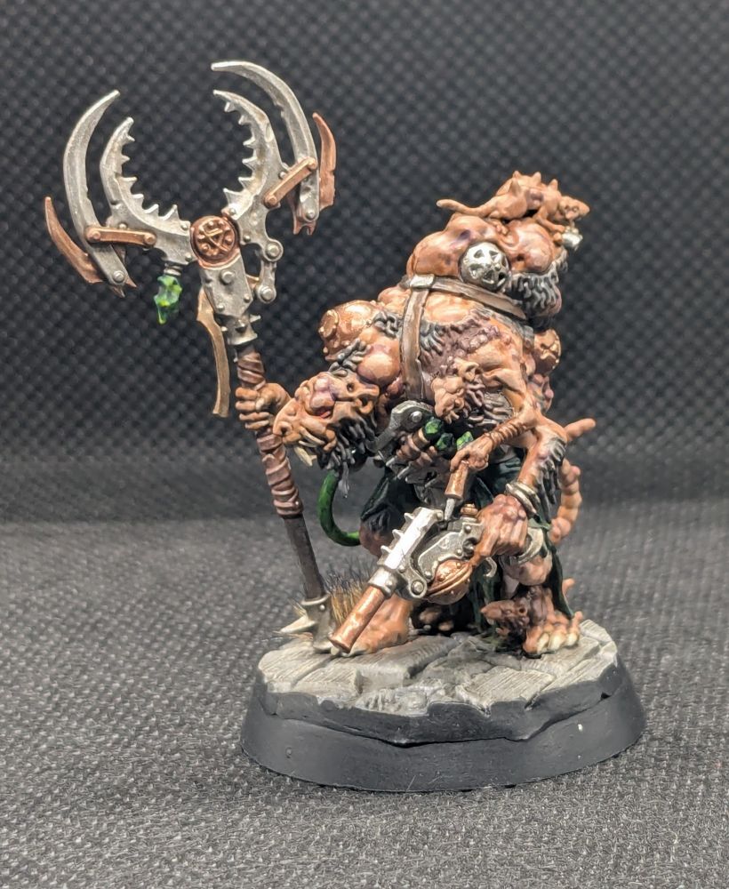 A skaven master moulder complete with a thrall grafted onto his shoulder to help reload his pistol.