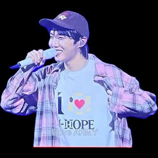Jhope smiling brightly while saying „I love ARMY“