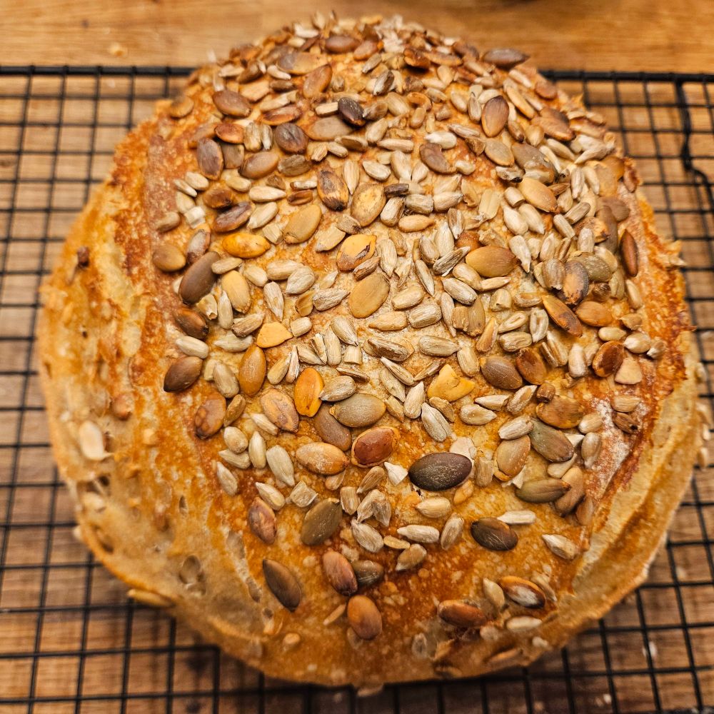 Photo d'une miche de pain aux graines de citrouille et de tournesol