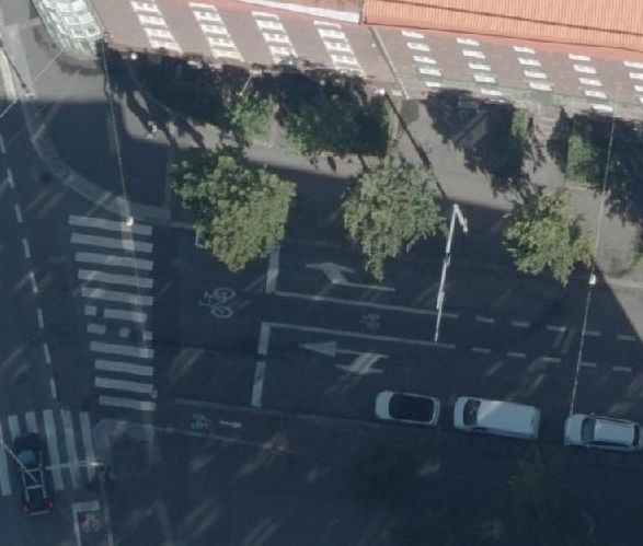 Arkadiankatu X Mechelinkatu. Pyöräkaista keskellä. 