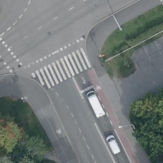 Intiankatu x Koskelantie ilmakuva. Pyöräkaista oikeassa reunassa.