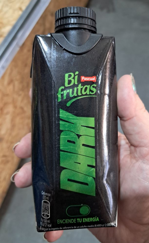Un bote de Bifturas Pascual. Es totalmente negro excepto por la marca y la palabra DARK, que están resaltadas en foil verde.