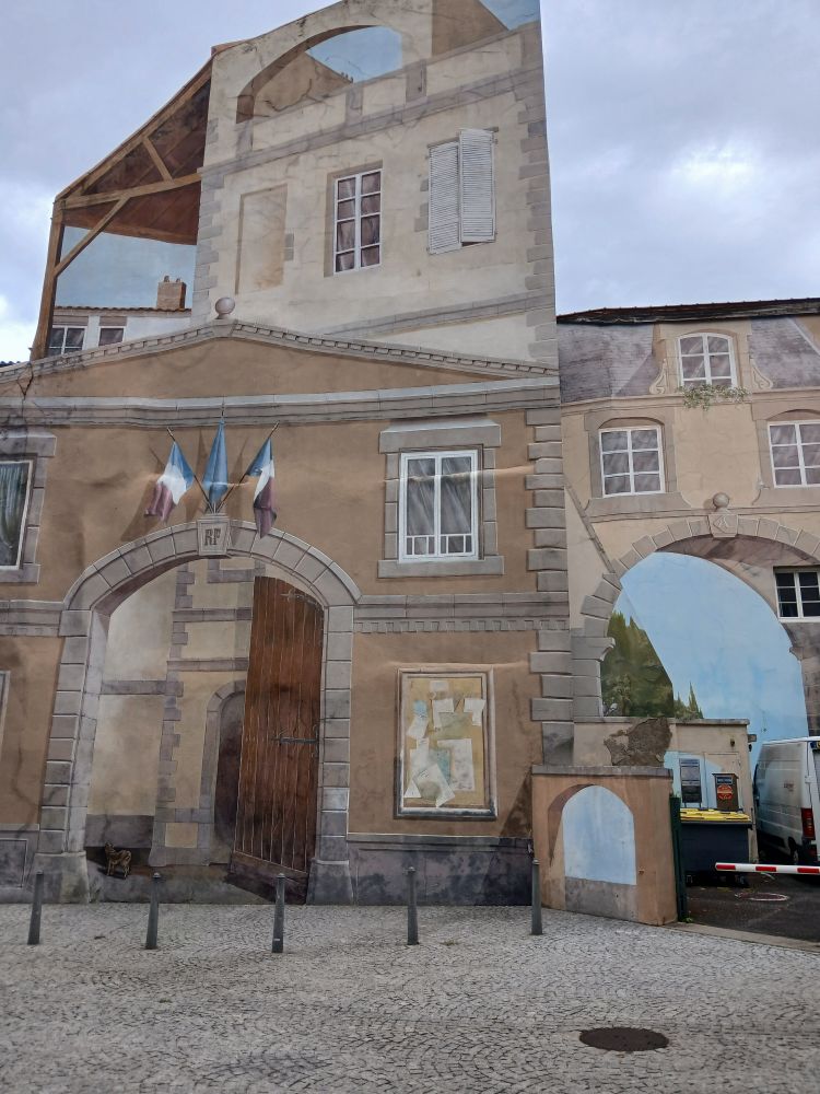 Peinture en trompe-l'œil qui figure l'entrée de ce qui semble être une caserne