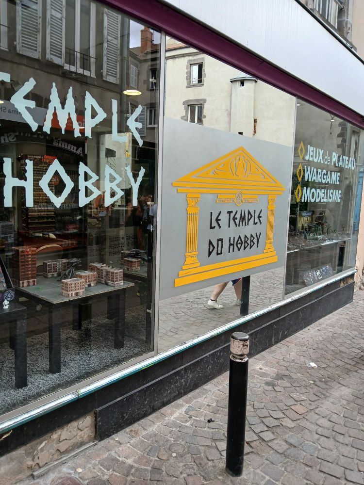 Entrée du "Temple du hobby", consacré aux jeux de figurines.