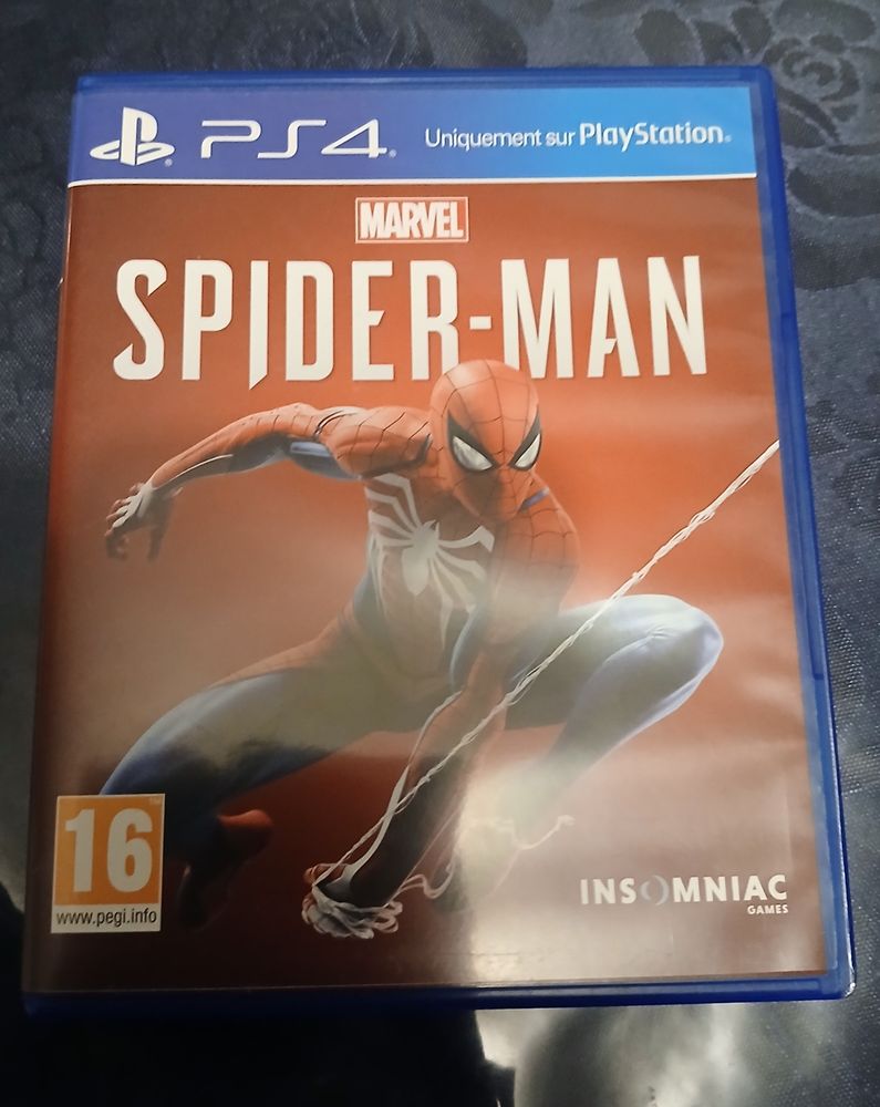 Couverture du jeu vidéo "Marvel - Spider-man" sur PS4 par Insomniac Games, déconseillé aux moins de 16 ans.

On y voit Spider-man vêtu de son costume iconique avec une araignée blanche dessinée au milieu de son torse.
Il semble se propulser vers l'avant à l'aide de sa toile.