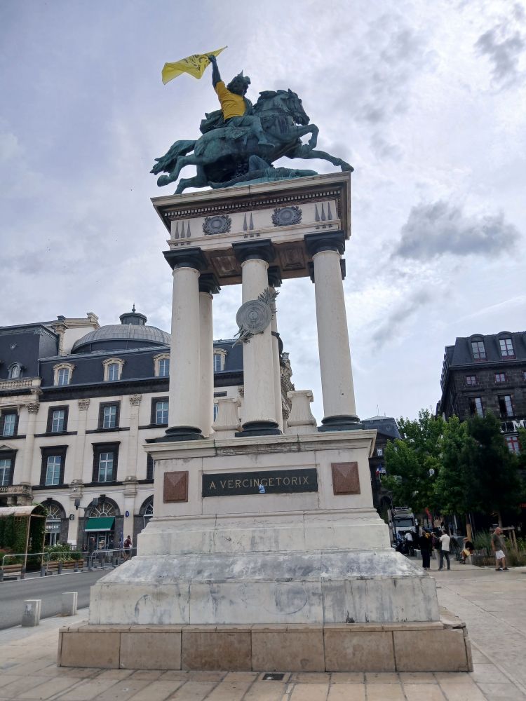 Statue de Vercingetorix habillé d'un maillot sportif et brandissant un drapeau du même club.