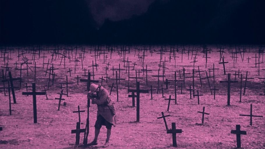 Un champ de bataille couvert de croix. Un soldat au premier plan, debout.