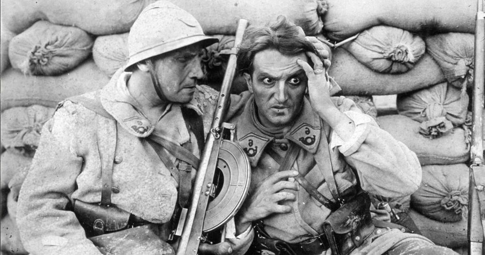 François (Séverin Mars) et Jean (Romuald Joubé) dans les tranchées. Le deuxième se tient la tete, les yeux écarquillés