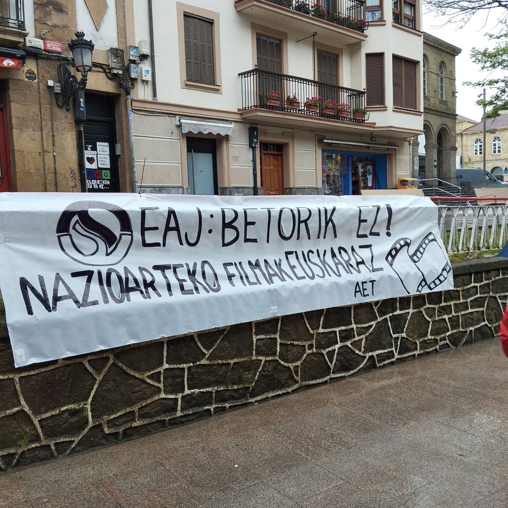 Nazioarteko filmak euskaraz nahi ditugu.
EAJ: betorik ez!