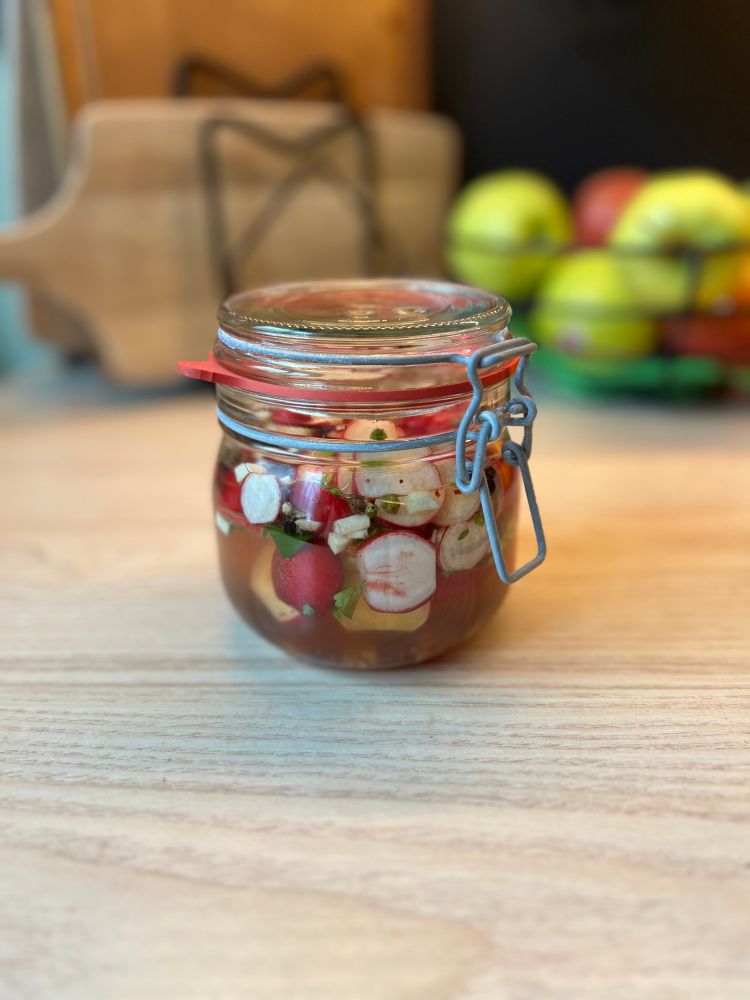 Einmachglas mit Radiesschen