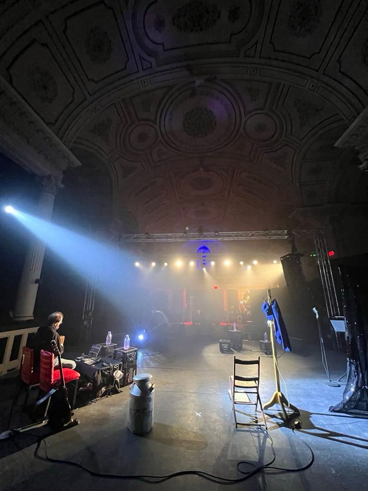 L’envers du décors en montage de spectacle avec Fille de Laitier de Arleen Thibault.  On est au Café culturel de la Chasse-Galerie à Lavaltrie.