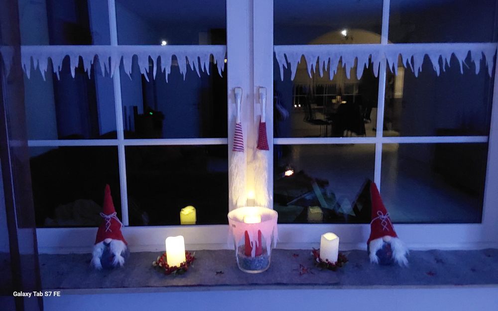 Fenster mit Weihnachtsdeko, Batteriekerzen, Wichtel