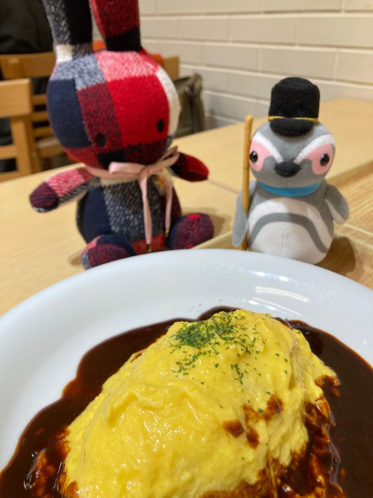 デミグラスソースオムライス

と、それを見つめるマゼラン少佐とミッフィーちゃん