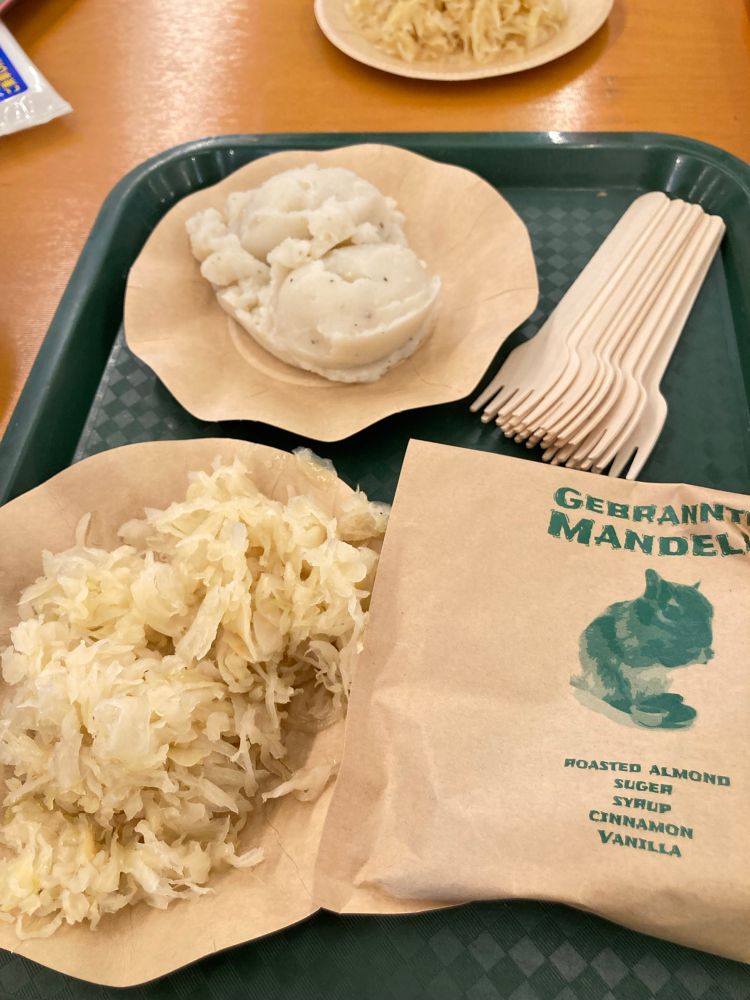 マッシュポテト
ザワークラウト
マンデリン（アーモンドにシナモンとか砂糖などをまぶしてあるお菓子）