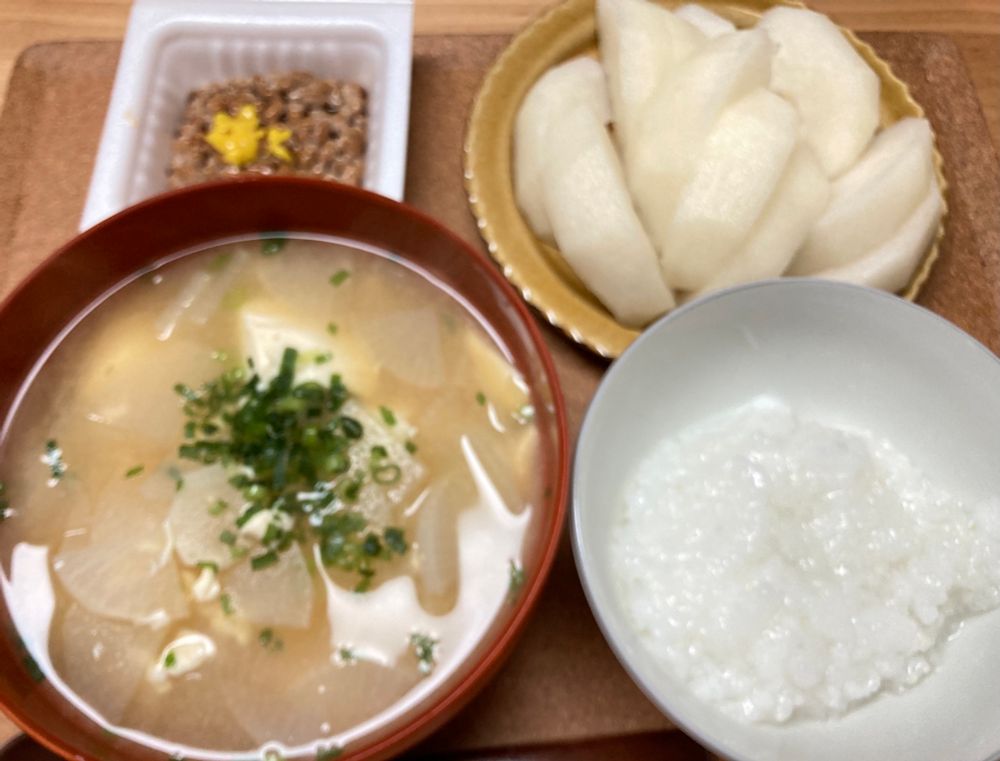 納豆
梨
味噌汁（大根、豆腐）
おかゆ