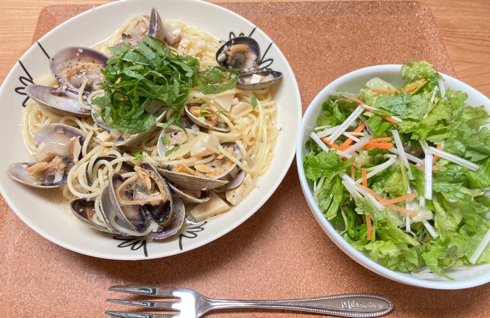 なんちゃってボンゴレビアンコ（唐辛子の代わりに七味唐辛子）
セロリサラダ（スーパーで購入）