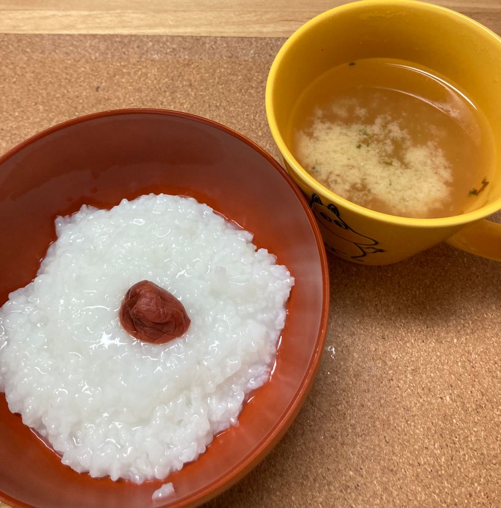 お粥と梅干し
インスタント味噌汁