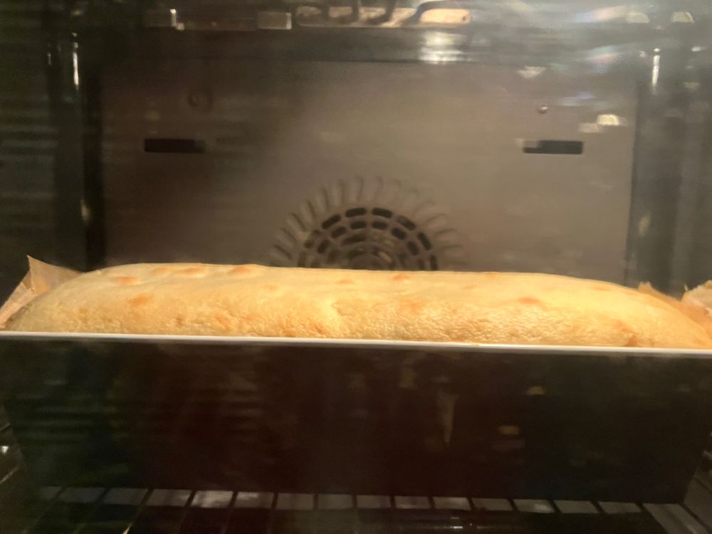 Kuchen in Kastenform im Backofen