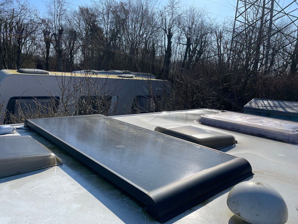 Caravan rooftop before washing 