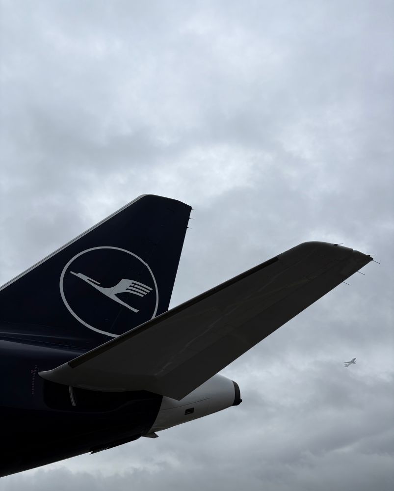 Heckflosse einer Lufthansa Maschine vor bewölktem Himmel 