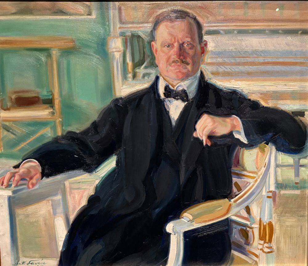 Antti Favén: Portrait Jean Sibelius 
Er sitzt uns zugewandt mit offener Geste gegenüber. Ob er einen sitzen hat? Ich weiß es nicht. 