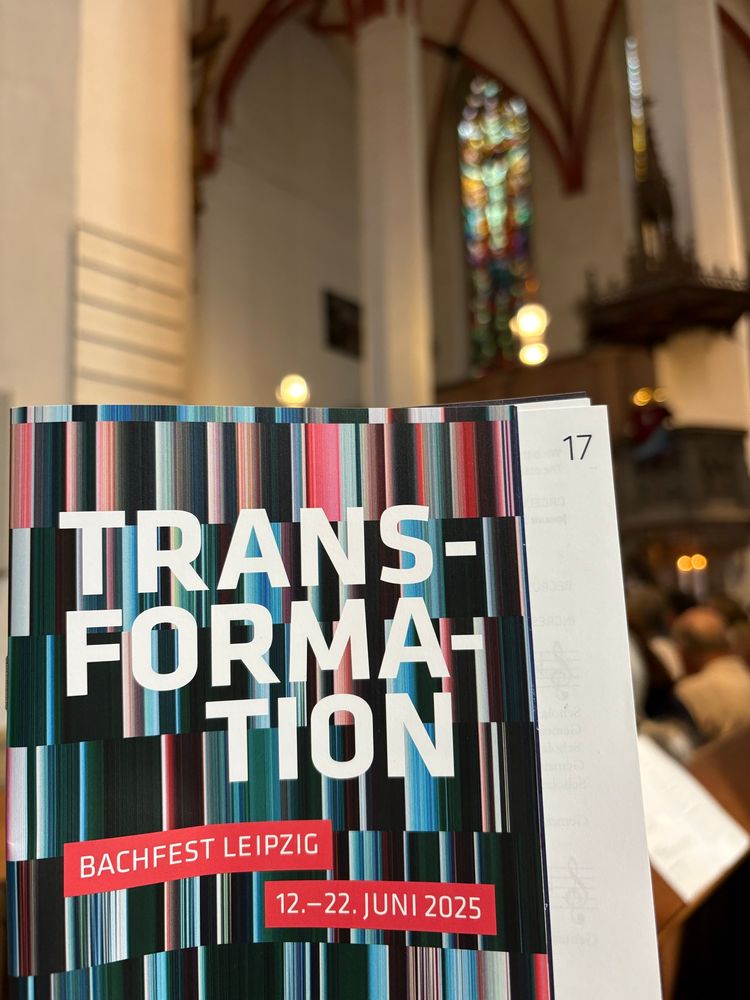 Programmheft Motette Thomaskirche Bachfest Leipzig. Unscharfe Kanzel im Hintergrund 