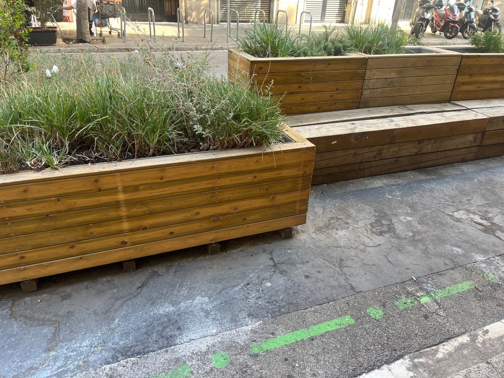 Un banco con jardinera 