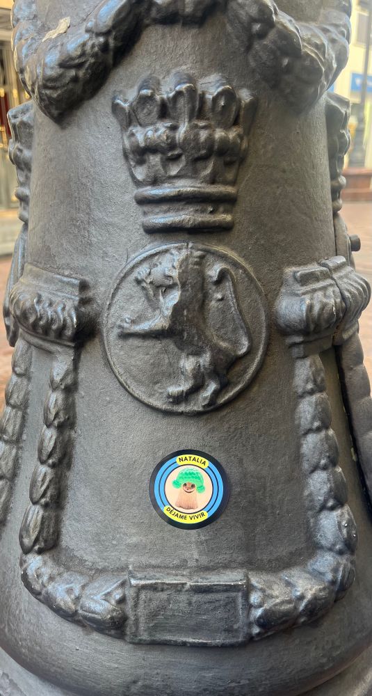 Farola de Zaragoza con la pegatina “Natalia déjame vivir” en contra de la tala de árboles que está llevando a cabo el ayuntamiento de la ciudad. 