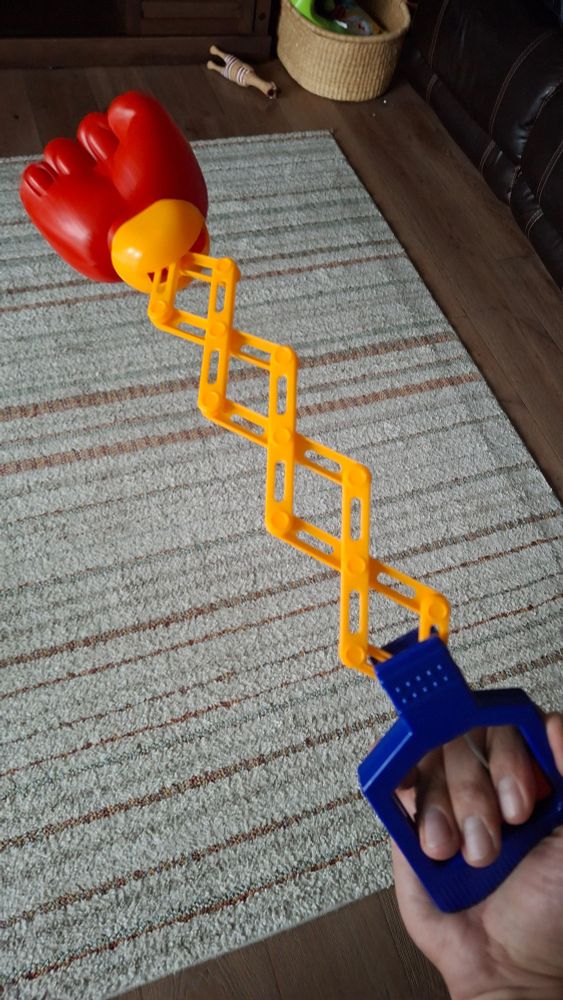 Extends to wallop some schmuck in the done.