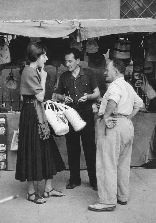 Allen talks with Florentine vendors