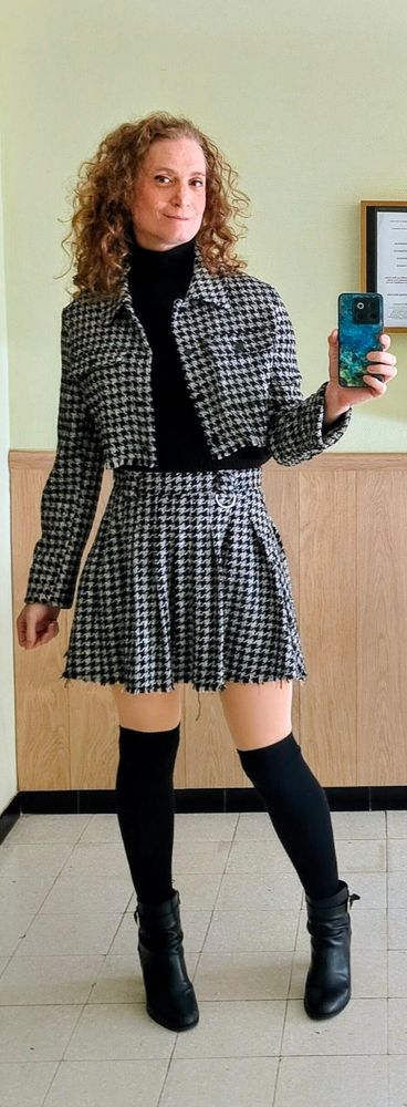Selfie en pied de moi dans un ensemble jupe et veste noir et blanc 